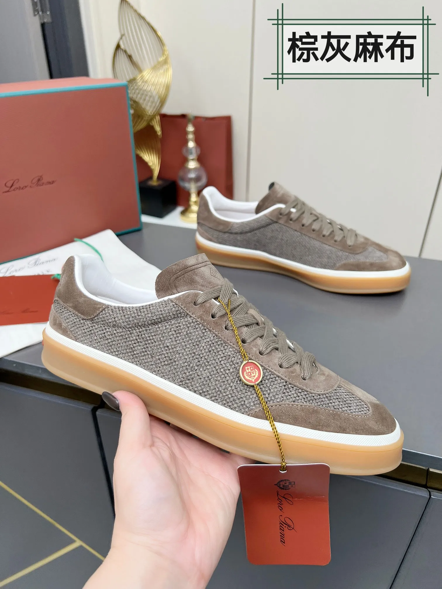 Men's shoes 💰600 purchasing agent, high version 🦅⛳️ Italy [Loro Piana] Tennis walk series LP couple's moral training shoes casual sports shoes sneakers 🎁🎁 Original purchase development and production This new suede tennis shoe adopts an ultra-low design, suitable for wearing all year round 👫👫 The wrapped sole creates an effortlessly attractive color combination that harmoniously blends functionality with understated style, making it the ideal shoe for urban wear. Soft calfskin tongue with Kummel color insert at the heel, cotton lace upper with embossed LP logo, cowhide suede sole, rubber-lined calfskin ✦ Upper: special linen ➕ eco-friendly cowhide ✦ lining: cowhide lining ➕ cowhide insole ✦ sole: original molded TPR ultra-light outsole ✦ packaging: original complete package ✦Female size: 35--40 ✦Male size: 39--45